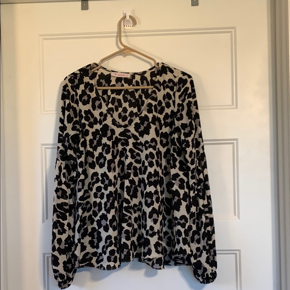 Izzy & Lola Black and White Animal Print tunic  Top size small